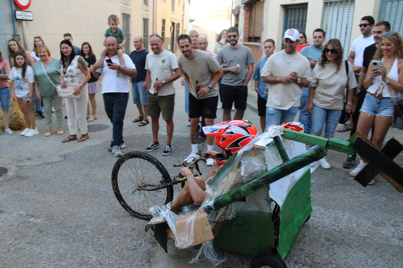Los autos locos ruedan por las calles de Cespedosa de Tormes