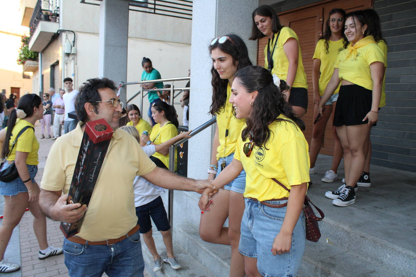 Los autos locos ruedan por las calles de Cespedosa de Tormes