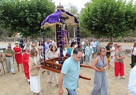 El traslado del Cristo de Valvanera se celebró desde la ermita a la iglesia parroquial