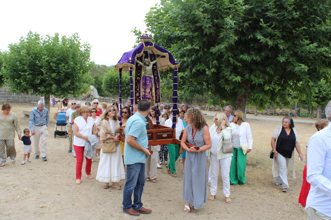 Los fieles de Sorihuela acompañan al Cristo de Valvanera