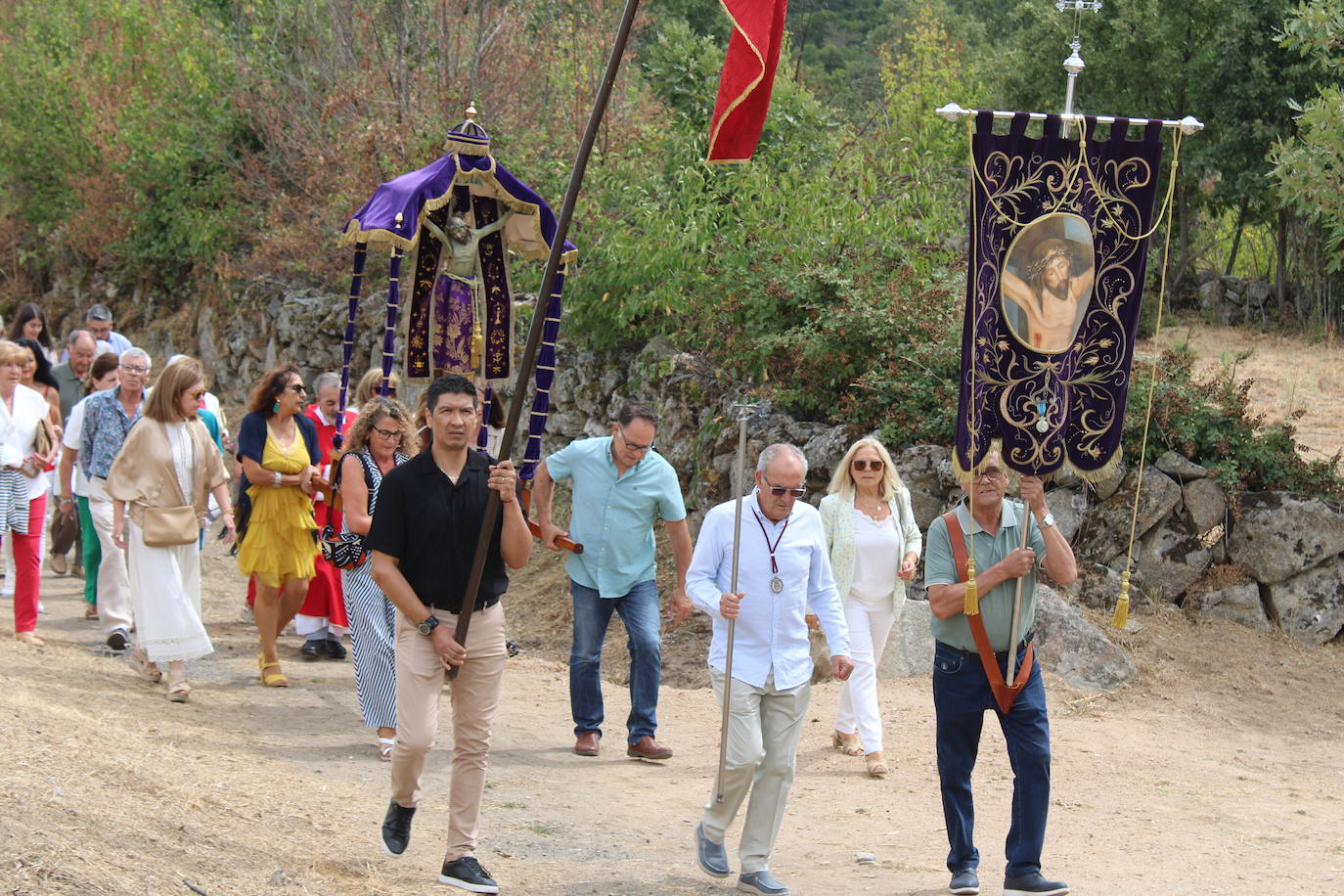 Los fieles de Sorihuela acompañan al Cristo de Valvanera