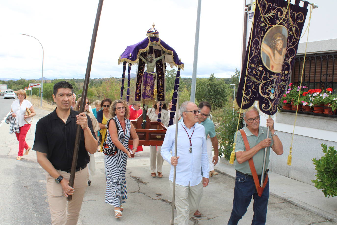 Los fieles de Sorihuela acompañan al Cristo de Valvanera