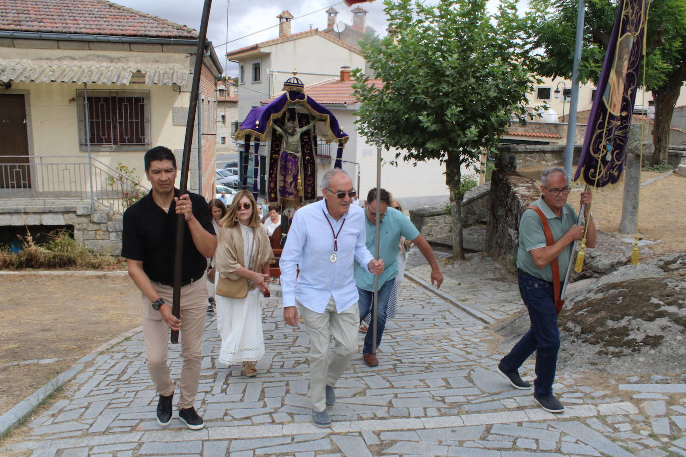 Los fieles de Sorihuela acompañan al Cristo de Valvanera