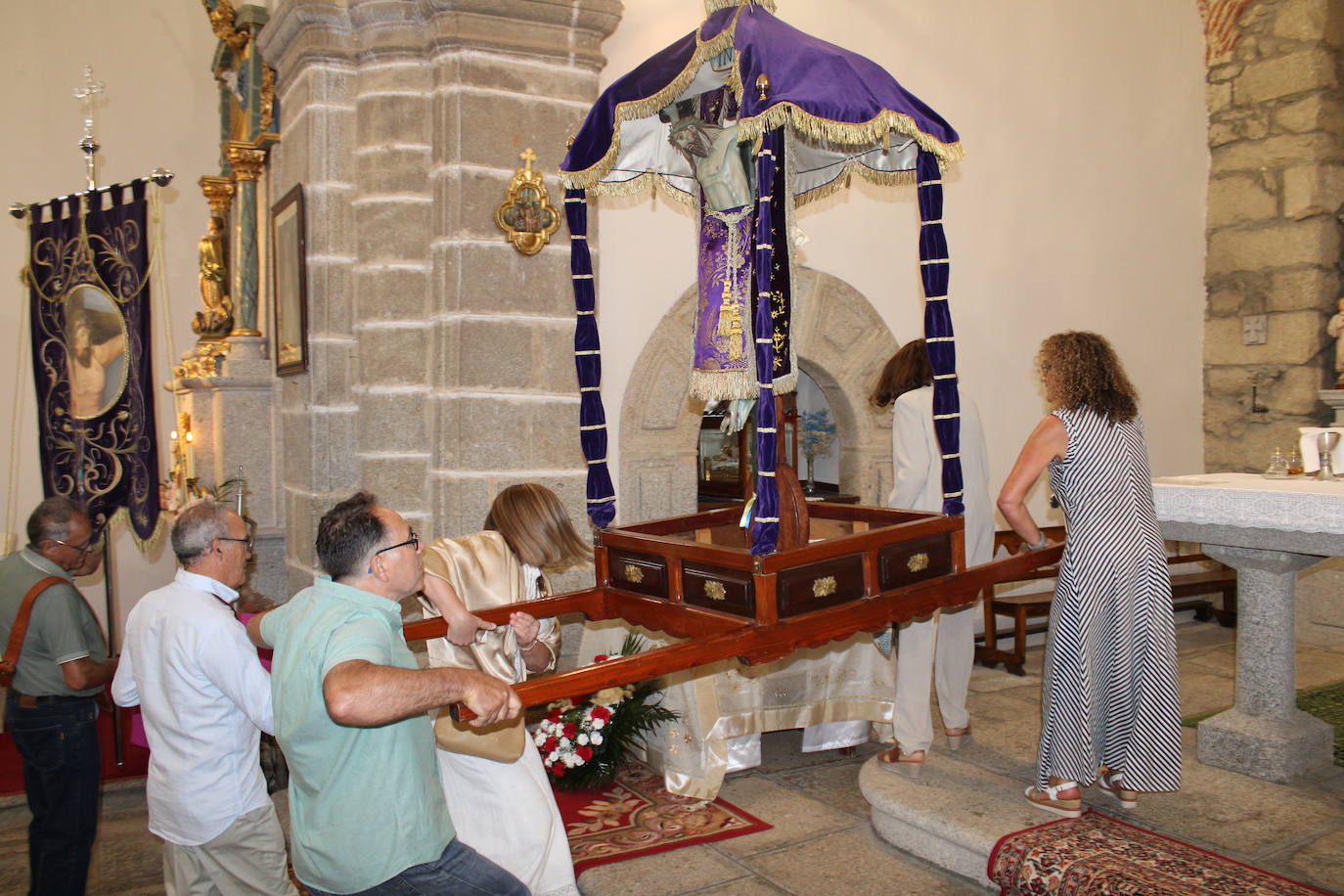 Los fieles de Sorihuela acompañan al Cristo de Valvanera