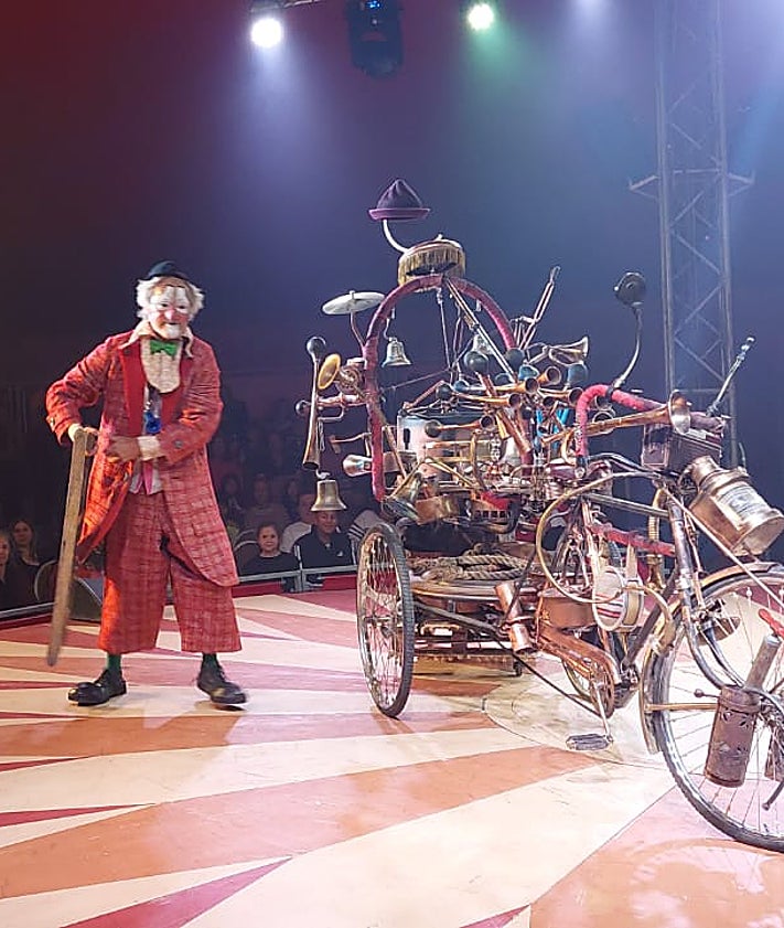 Imagen secundaria 2 - Humor y acrobacias para deleitar al público de Santa Marta