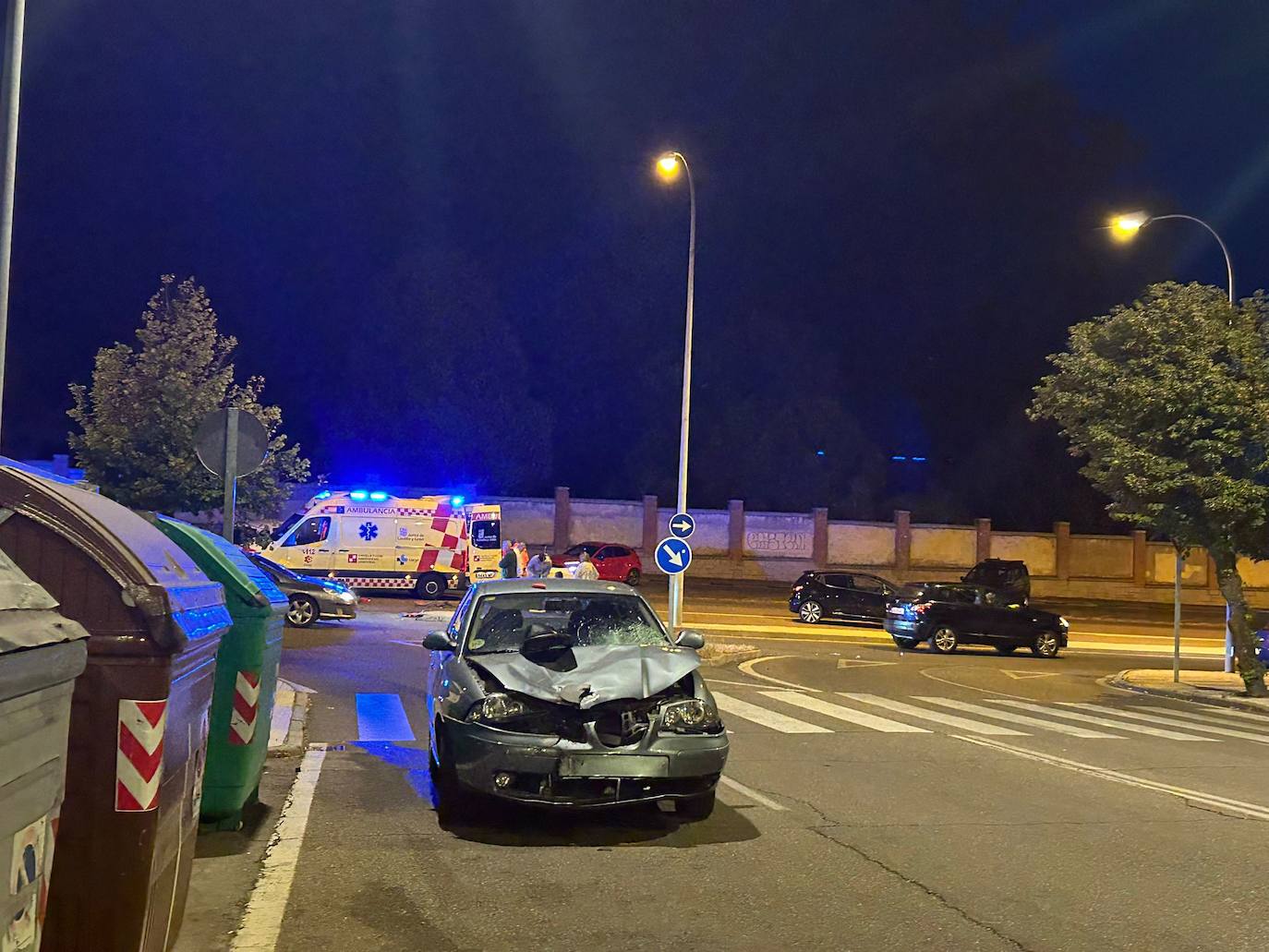 Imagen principal - Herido un repartidor de pizzas en moto tras chocar con un coche en la avenida Agustinos Recoletos