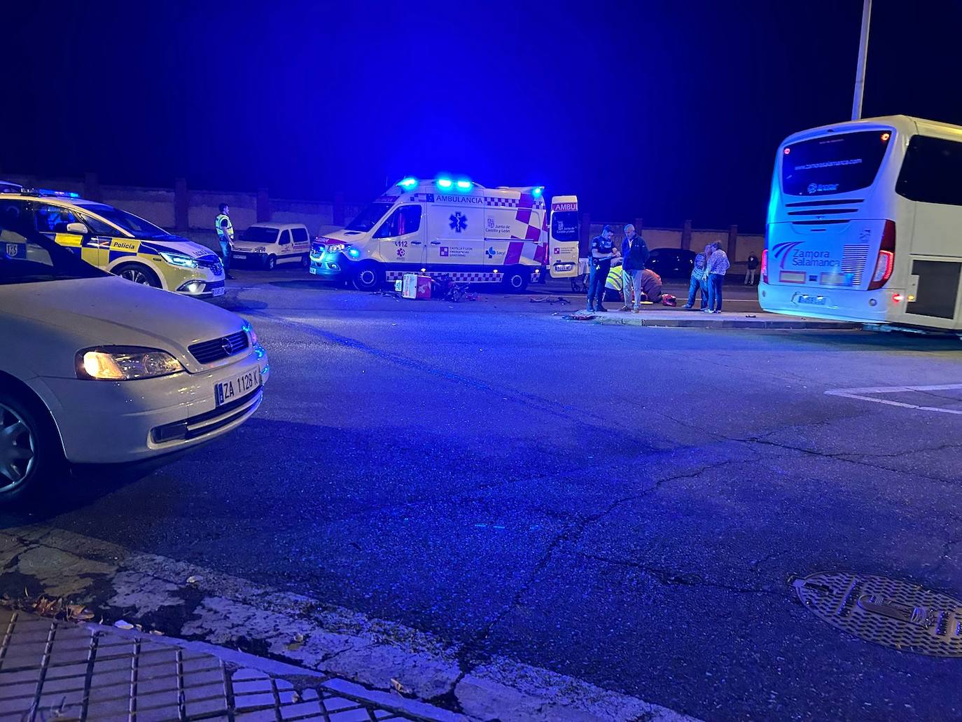 Imagen secundaria 1 - Herido un repartidor de pizzas en moto tras chocar con un coche en la avenida Agustinos Recoletos