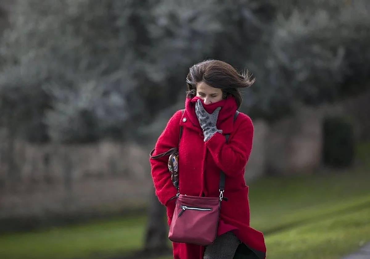 Una mujer se protege del frío.
