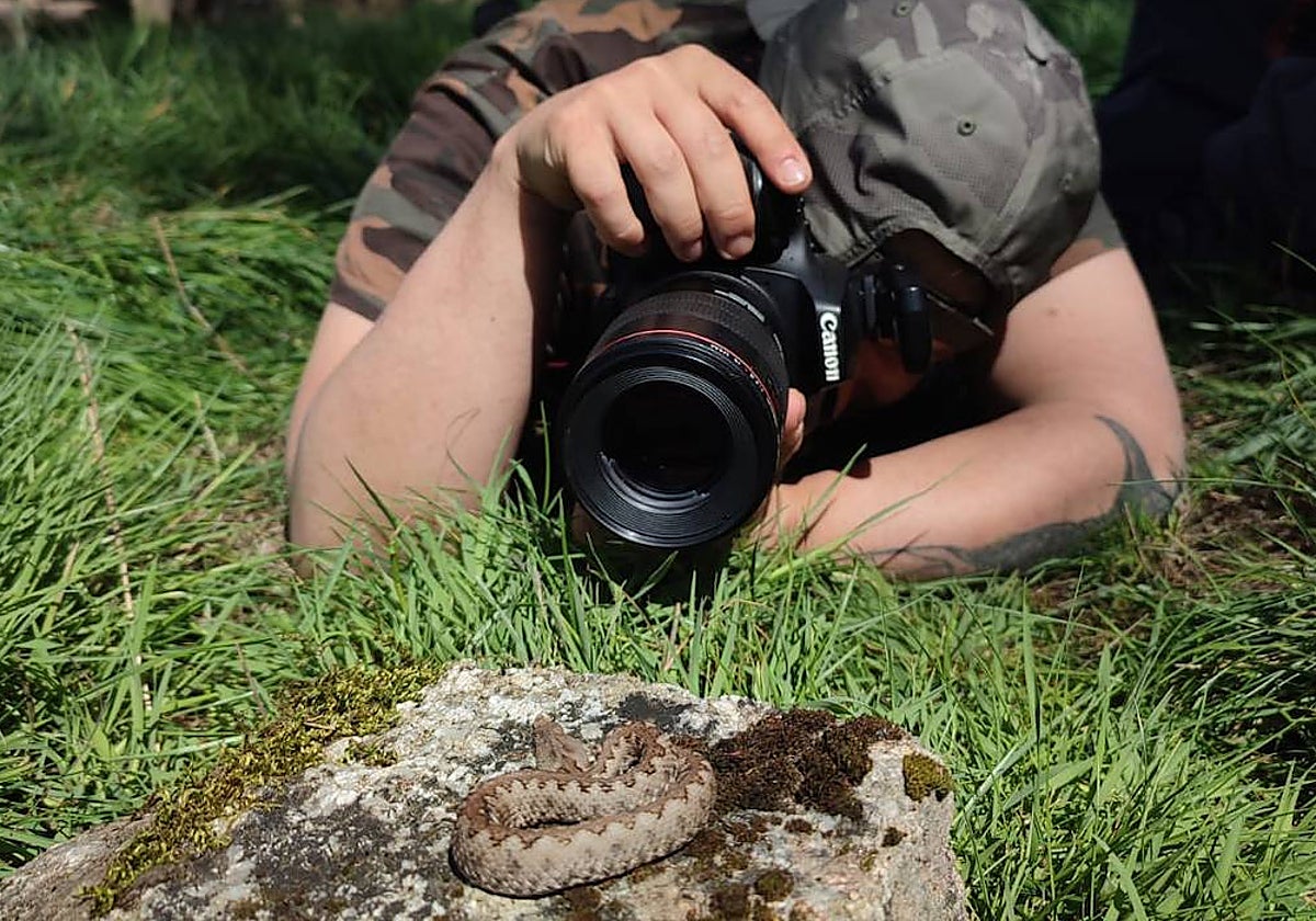 Antonio García tomando capturando una de las imágenes de la galería.