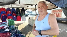 El vendedor de ropa Victor Vaquero en su puesto a punto de liquidar los últimos productos antes de su jubilación.