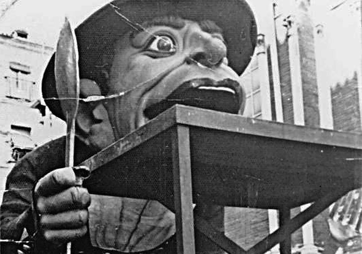 Imagen principal - El traganiños (arriba), la noria de la avenida Portugal en los años 60 (izquierda) y el gran tobogán (derecha).