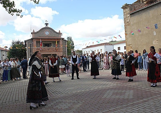 Los fieles se congregaron en torno al santo, en la plaza