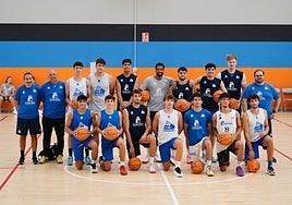 Jugadores y técnicos del Avenida Xoborg, al inicio del entrenamiento.