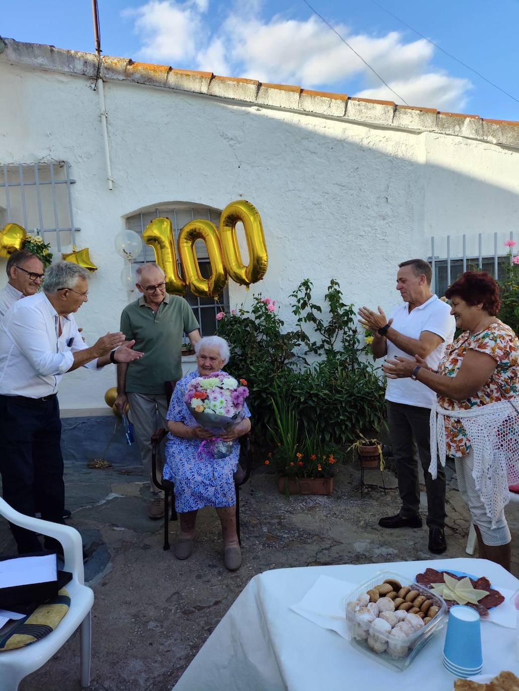 Berrocal de Salvatierra felicita a Paulina Ramos por su centenario