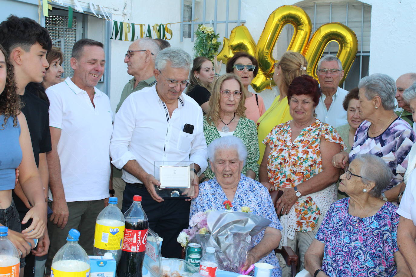 Berrocal de Salvatierra felicita a Paulina Ramos por su centenario