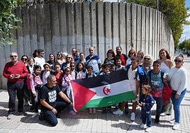 Los niños y niñas saharauis juntoa sus familias.