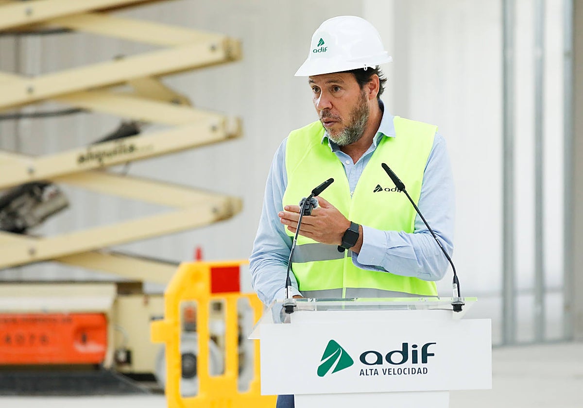 El ministro Óscar Puente durante su visita a las nuevas instalaciones ferroviarias de Murcia.