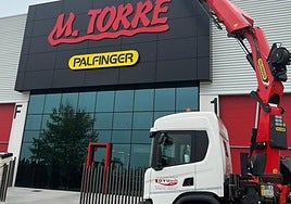 Una de las grúas de Palfinger, frente a las instalaciones de M. Torre.