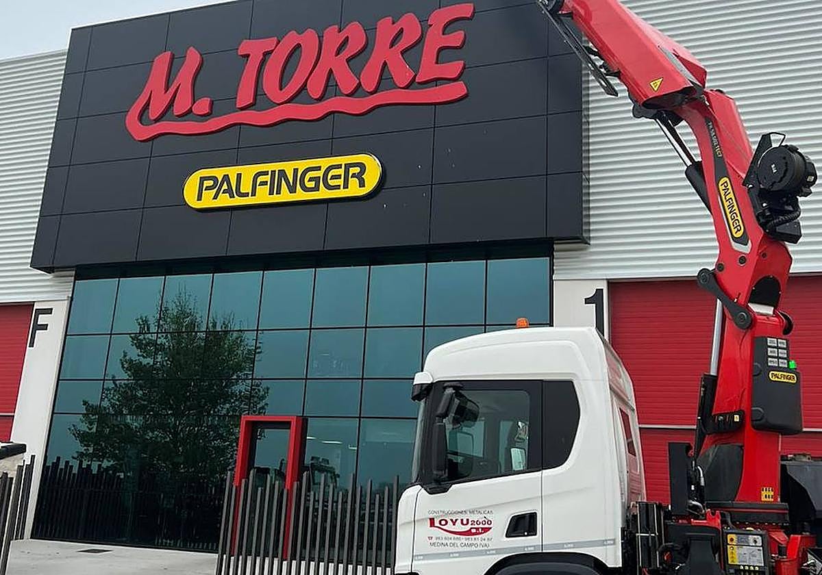 Una de las grúas de Palfinger, frente a las instalaciones de M. Torre.