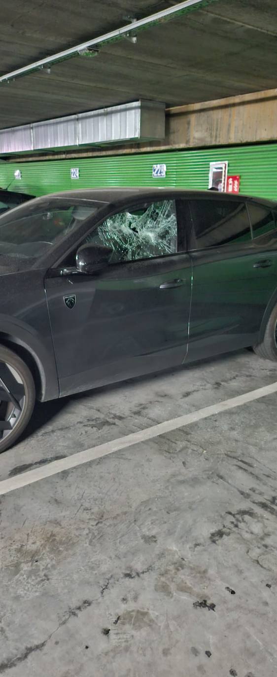 Imagen secundaria 1 - Saqueo de madrugada en el parking de la avenida de Portugal: más de una decena de coches destrozados y el suelo cubierto de cristales