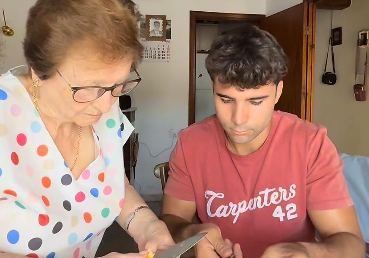 Hernán Navarro y su abuela preparan el limón serrano en un vídeo publicado en redes.
