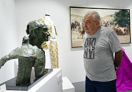 Chema Sánchez, el comisario de la exposición, ante algunas de las obras de las muestra.