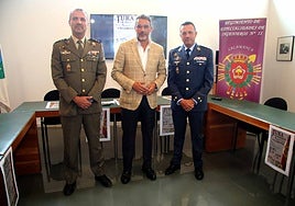Óscar Javier Nogués, Ángel Peralvo y José Gallo en la presentación de la jura de bandera de Villamayor de Armuña.