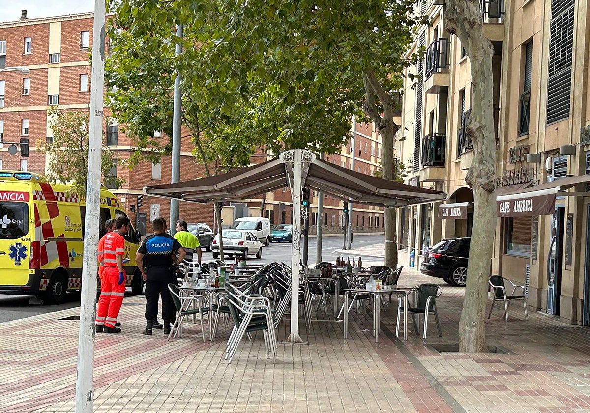 Sanitarios y agentes de la Policía Local junto al establecimiento de la calle Filipinas.