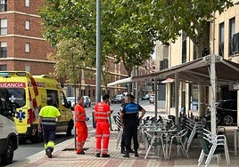 Sanitarios y policía en la calle Filipinas.