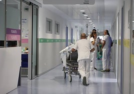 Traslado de un paciente en el servicio de Urgencias.