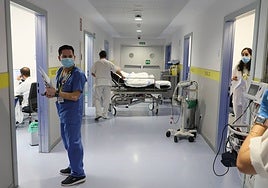 Un médico MIR en las Urgencias del Hospital de Salamanca.