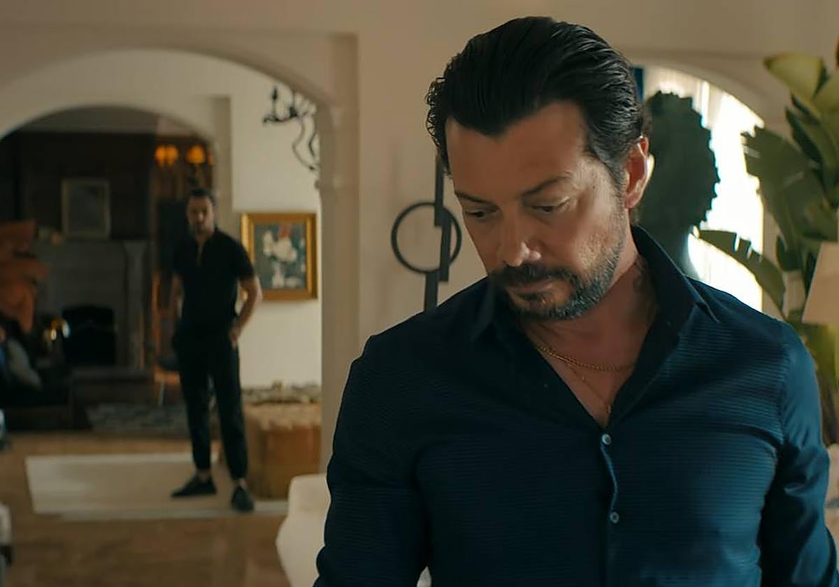 Álvaro Morte participa en 'Dos tumbas'.