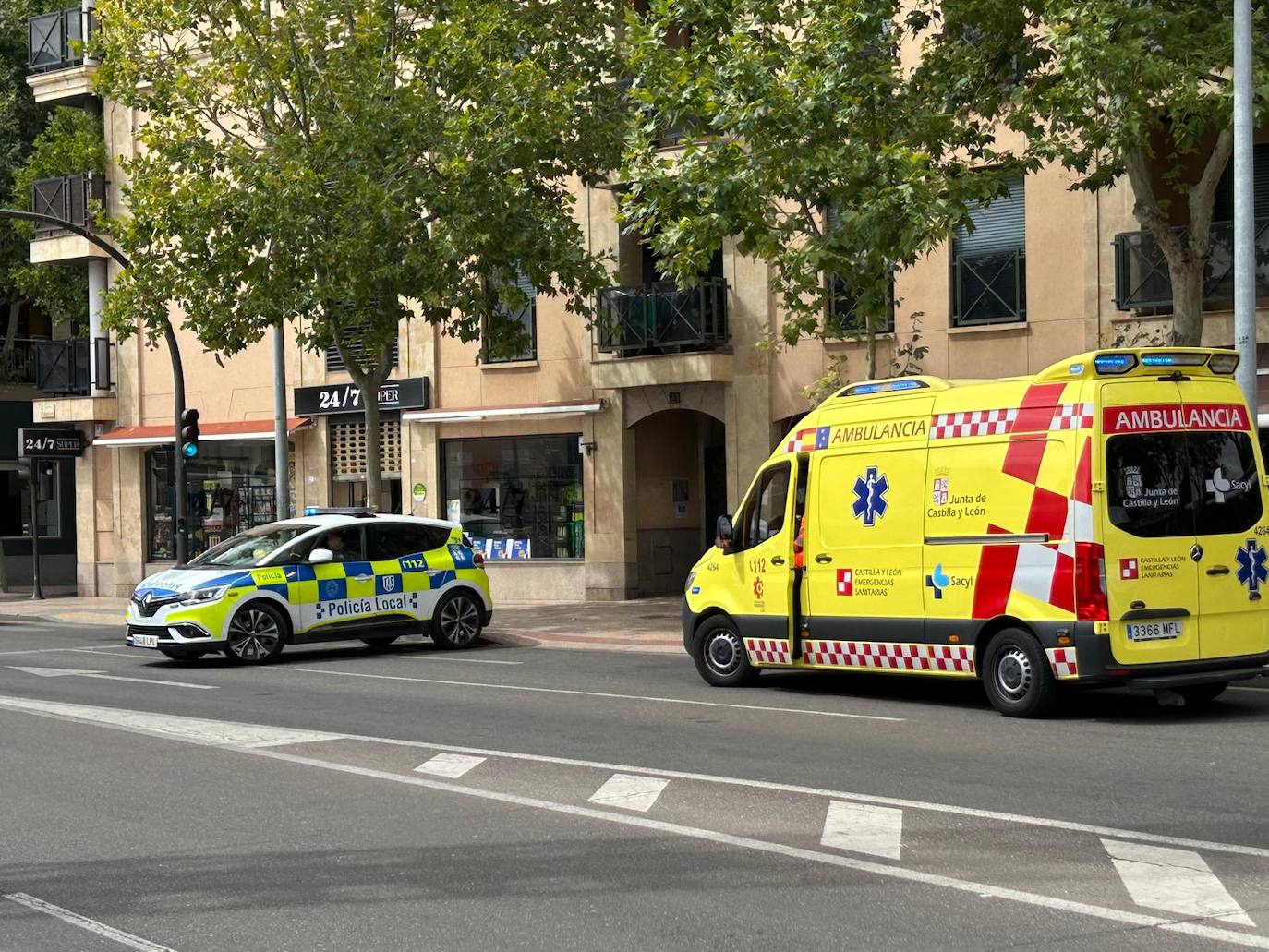 Imagen secundaria 2 - Violenta pelea en El Rollo: hay un detenido por apuñalar presuntamente en la pierna a la víctima que ha sido trasladada al Hospital