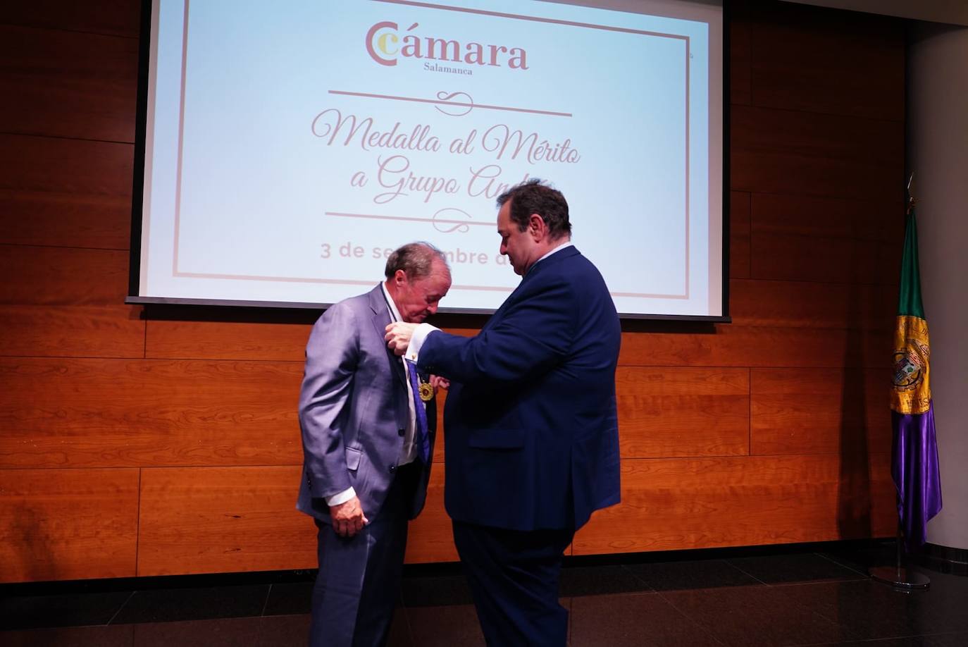 Eustaquio Andrés dedica la Medalla al Mérito de la Cámara a sus empleados