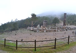 El mirador se adentrará en el bosque siguiendo la línea que forma el conjunto escultórico