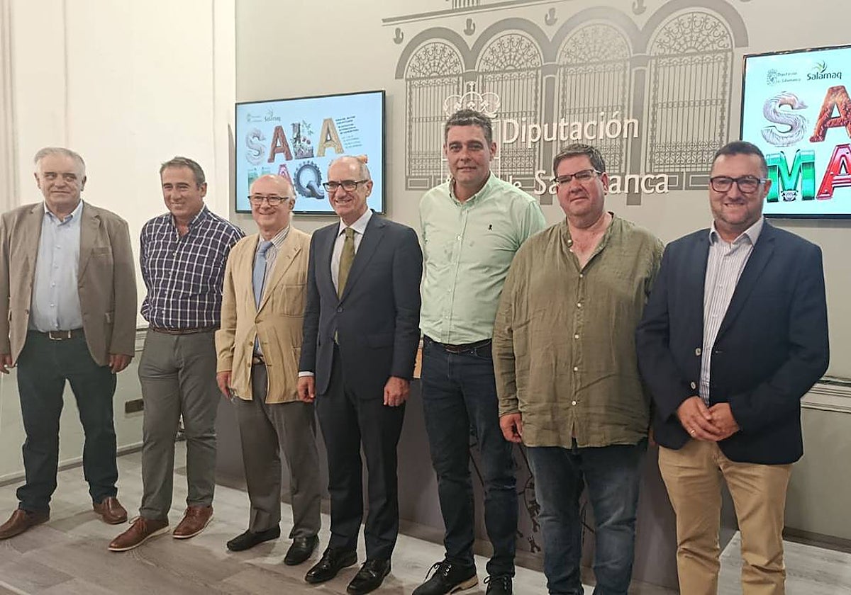 Representantes de las asociaciones ganaderas, junto al presidente de la Diputación, Javier Iglesias.