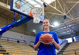 Regan Magarity, junto a una de las canasta de Würzburg.