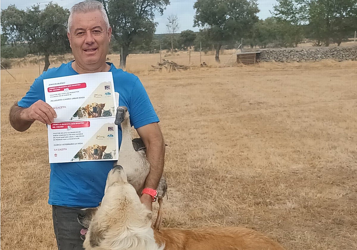 Óscar Sánchez, con Pinki en brazos, acompañado de Bimba y Kenzo.
