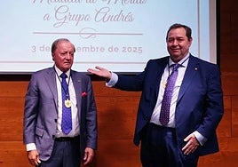 El presidente de la Cámara de Comercio, Benjamín Crespo entrega la Medalla al Mérito a Eustaquio Andrés, del Grupo Andrés