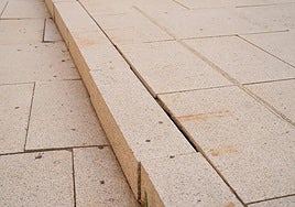 Un bordillo se está desprendiendo en las inmediaciones del Palacio de Congresos.