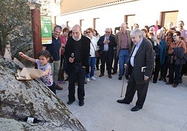 Antonio Gamoneda, junto al poeta Raúl Zurita (izquierda), durante su visita a Juzbado en 2015.