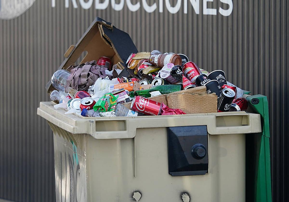 Contenedor repleto de basura en los anexos a Las Pistas.