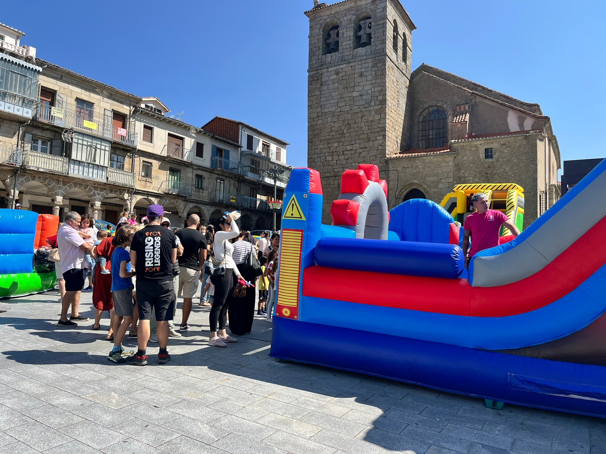 El público infantil disfruta con los castillos hinchables en la Plaza Mayor dentro de las fiestas patronales de Béjar