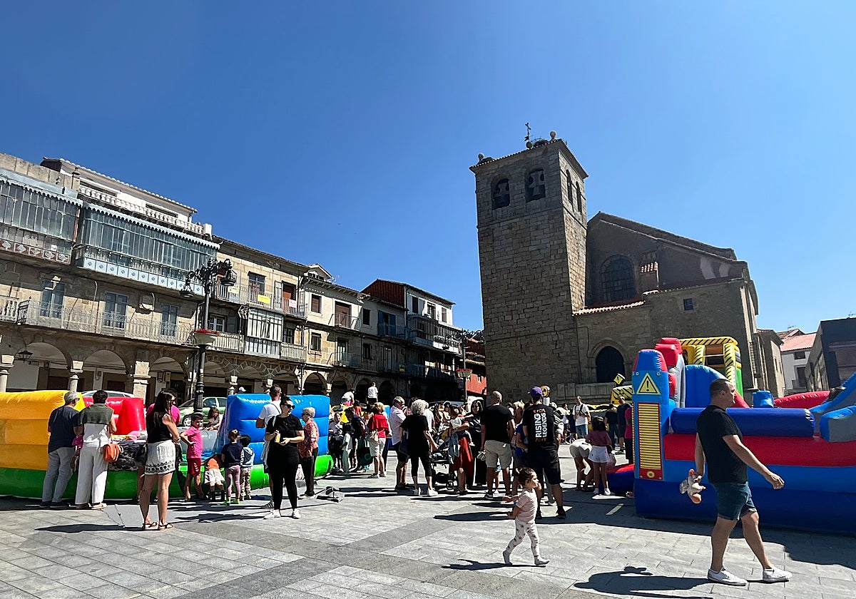 El público infantil disfruta con los castillos hinchables en la Plaza Mayor dentro de las fiestas patronales de Béjar