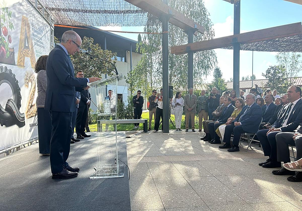 El presidente de la Diputación de Salamanca, Javier Iglesias, durante la apertura de 'Salamaq 2025'.