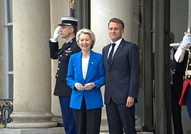 La presidenta de la Comisión Europea, Ursula Von der Leyen, y el presidente de Francia, Emmanuel Macron.