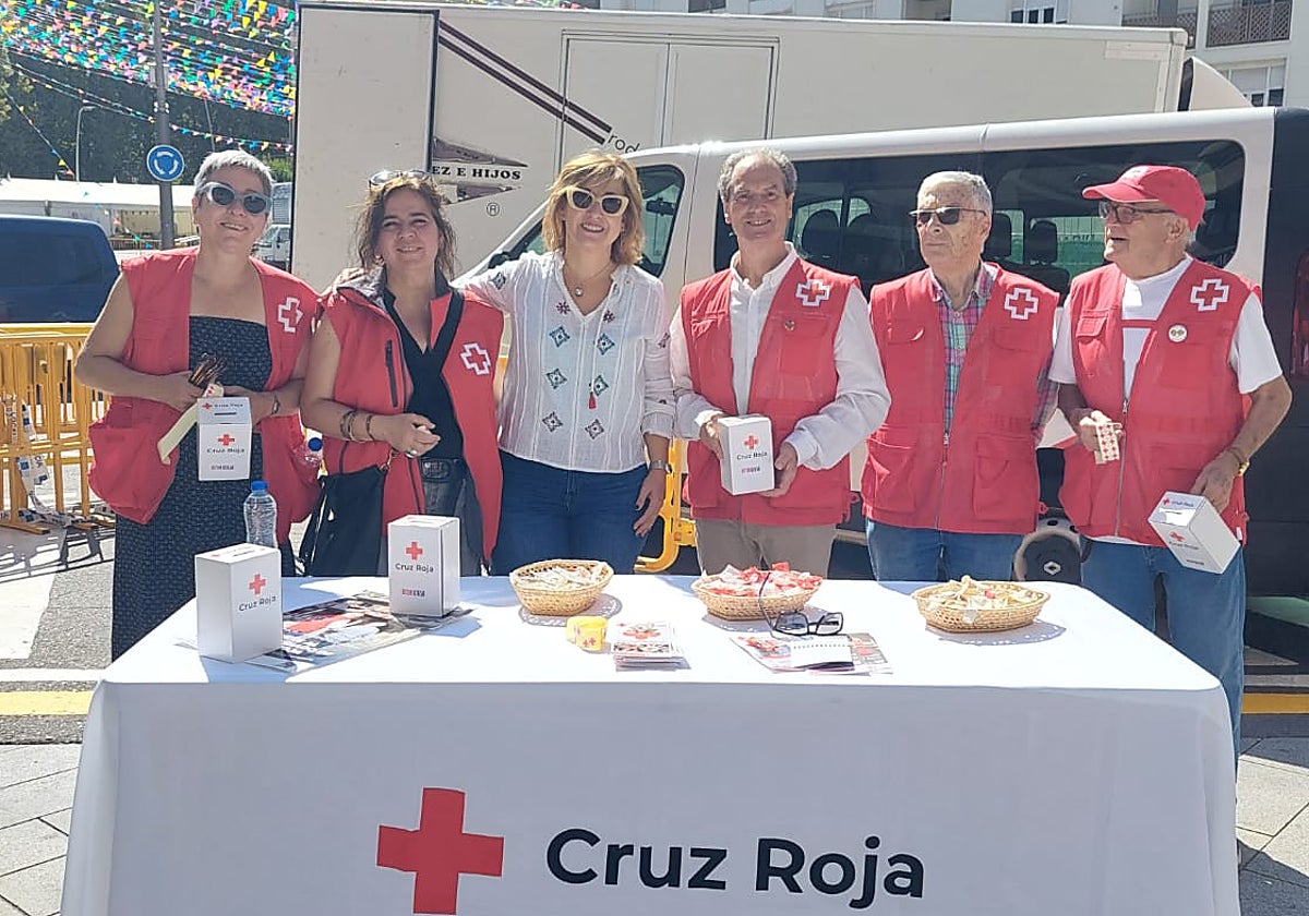 Algunos voluntarios de Cruz Roja, con el presidente comarcal, José Ramón Santamaría, y la concejala de Servicios Sociales, Rosa Torres.