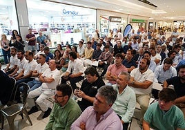 Los componentes de los equipos, siguiendo la presentación.
