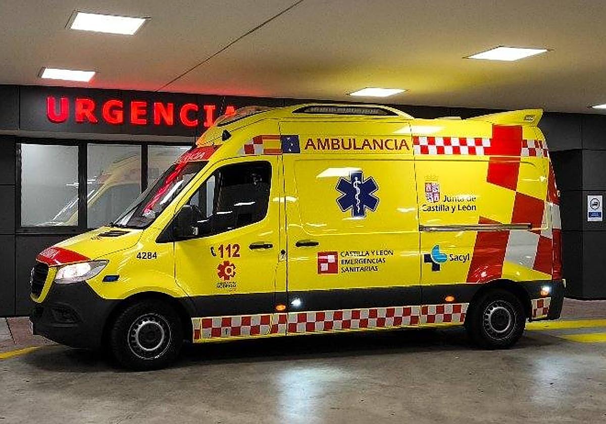 Imagen de una ambulancia del Sacyl a las puertas de Urgencias del Hospital de Salamanca.