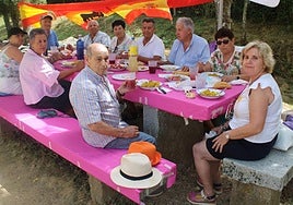 Una fiesta con comida en un pueblo de Salamanca.
